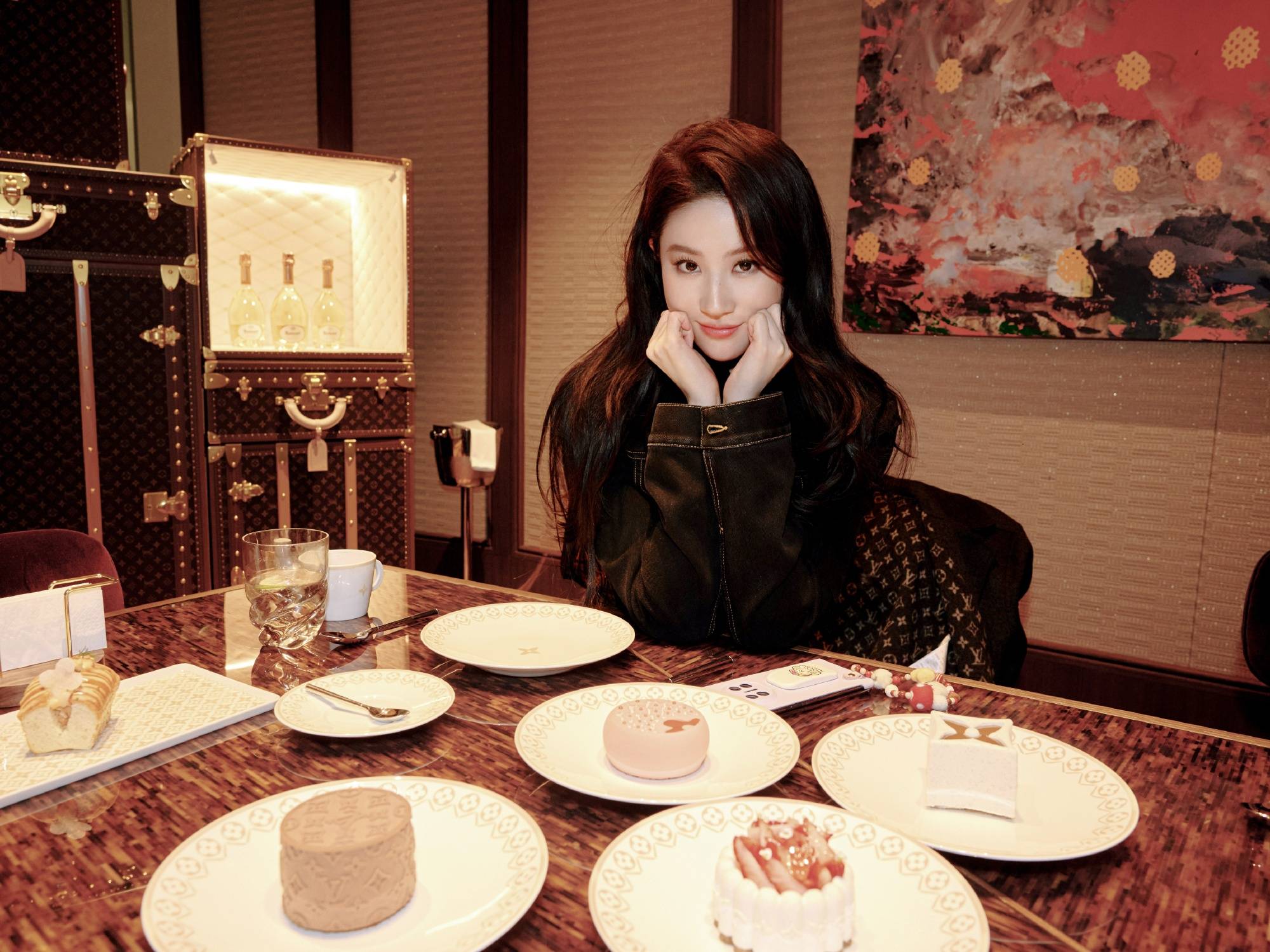 刘亦菲更新美照!品尝美味小蛋糕露温柔笑容好可爱