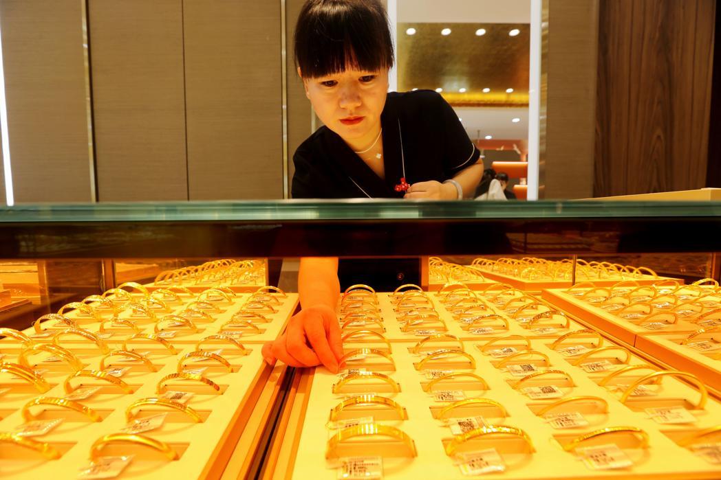 黄金大涨之下,统计显示大陆去年实体黄金购买量达432吨金条金币,较2024年增长... 黄金大涨之下,统计显示大陆去年实体黄金购买量达432吨金条金币,较2024年增长...