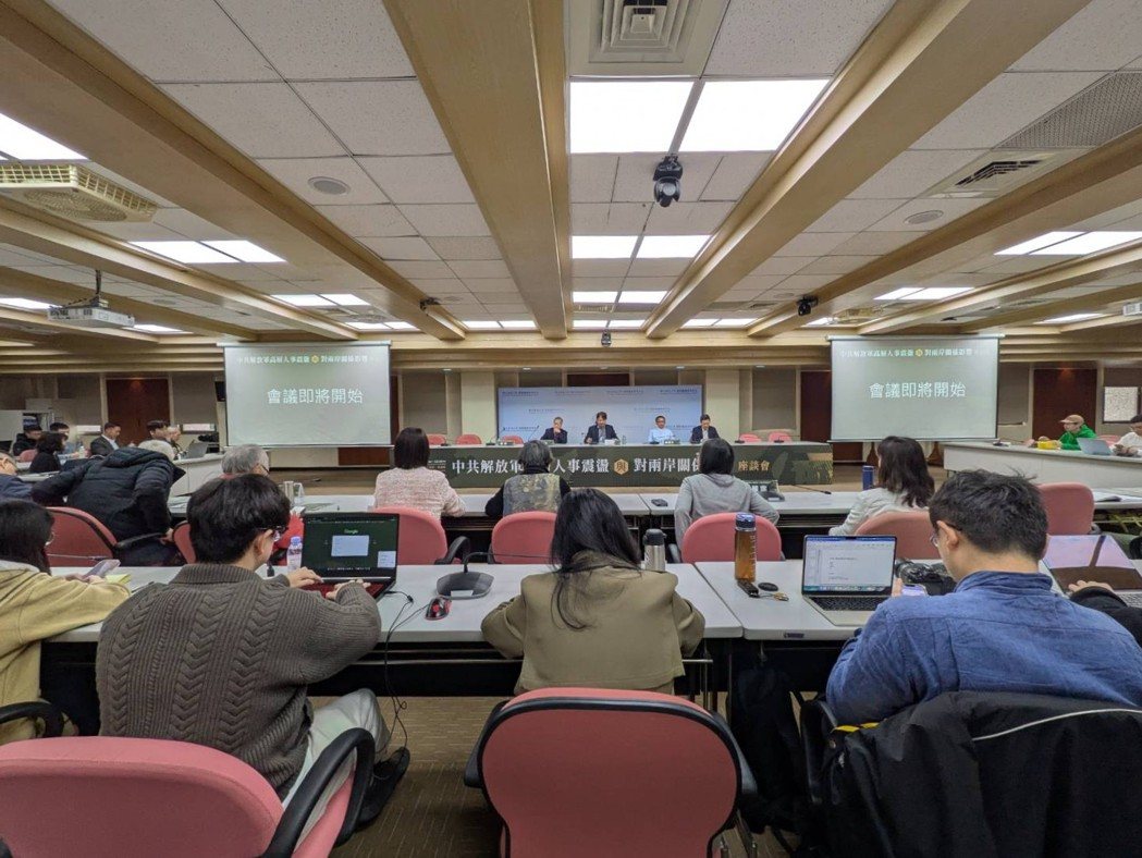 政大国关中心30日上午举办座谈会探讨共军高层震动,现场座无虚席。(记者廖士锋/摄... 政大国关中心30日上午举办座谈会探讨共军高层震动,现场座无虚席。(记者廖士锋/摄...