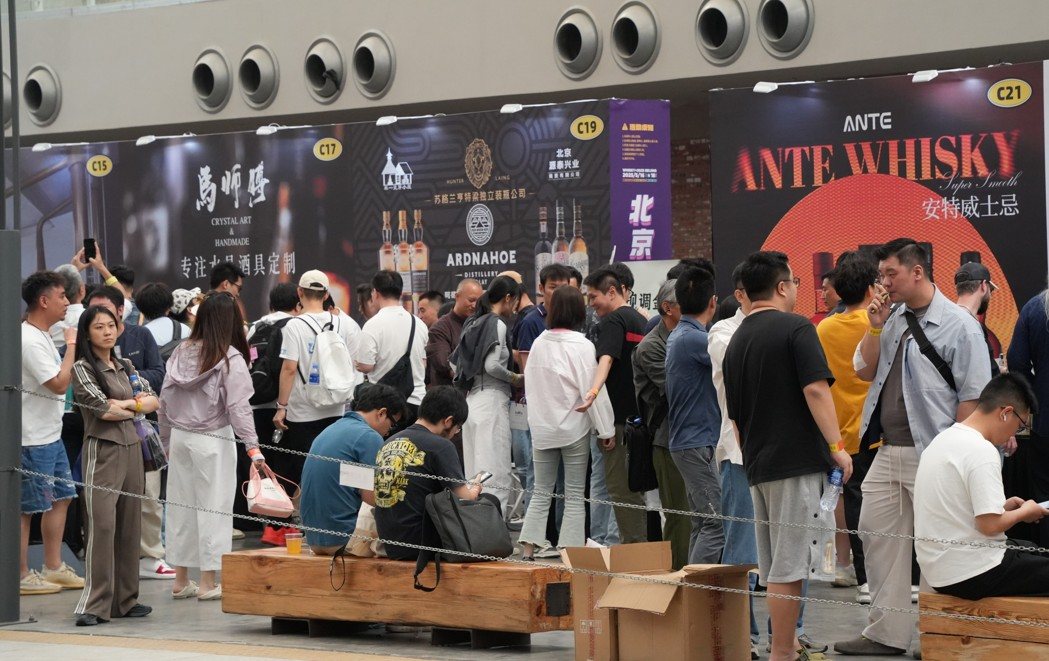 威士忌关税调降,是此次中英元首外交的成果之一,图为去年五月在北京举行的威士忌展,... 威士忌关税调降,是此次中英元首外交的成果之一,图为去年五月在北京举行的威士忌展,...