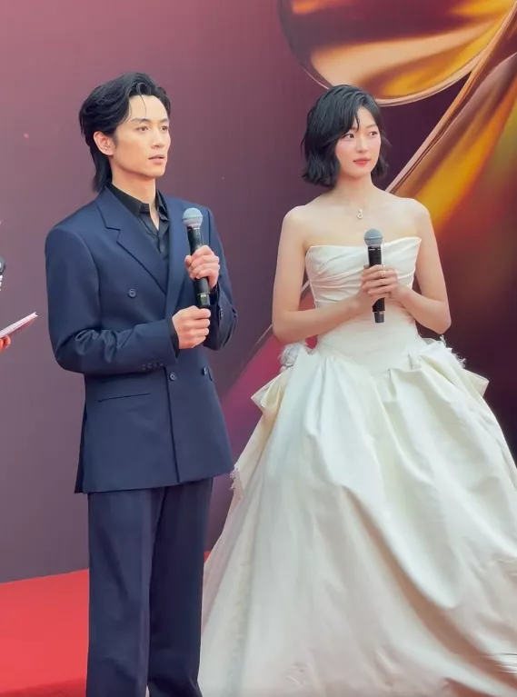 央视镜头下：梅婷面相变了，孙俪葫芦形身材抢镜