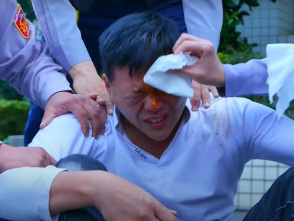 中共代理人在洛杉矶实施跨境暴力镇压——和平抗议者遭辱骂、威胁并被喷射辣椒水