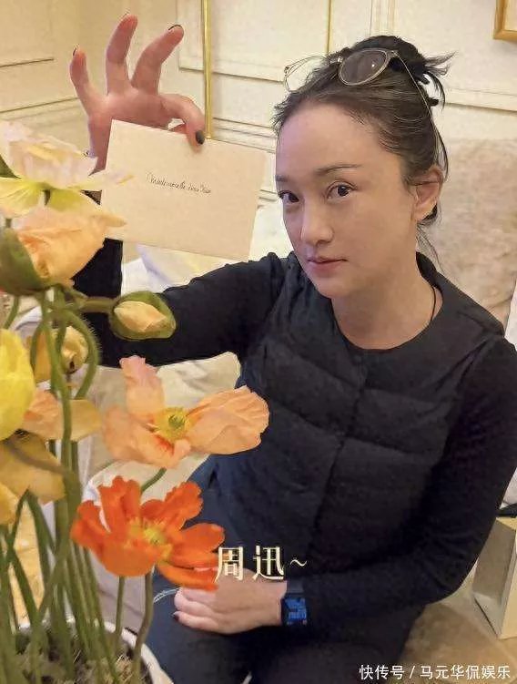 51岁周迅幕后照片曝光！白发明显脸圆了一圈