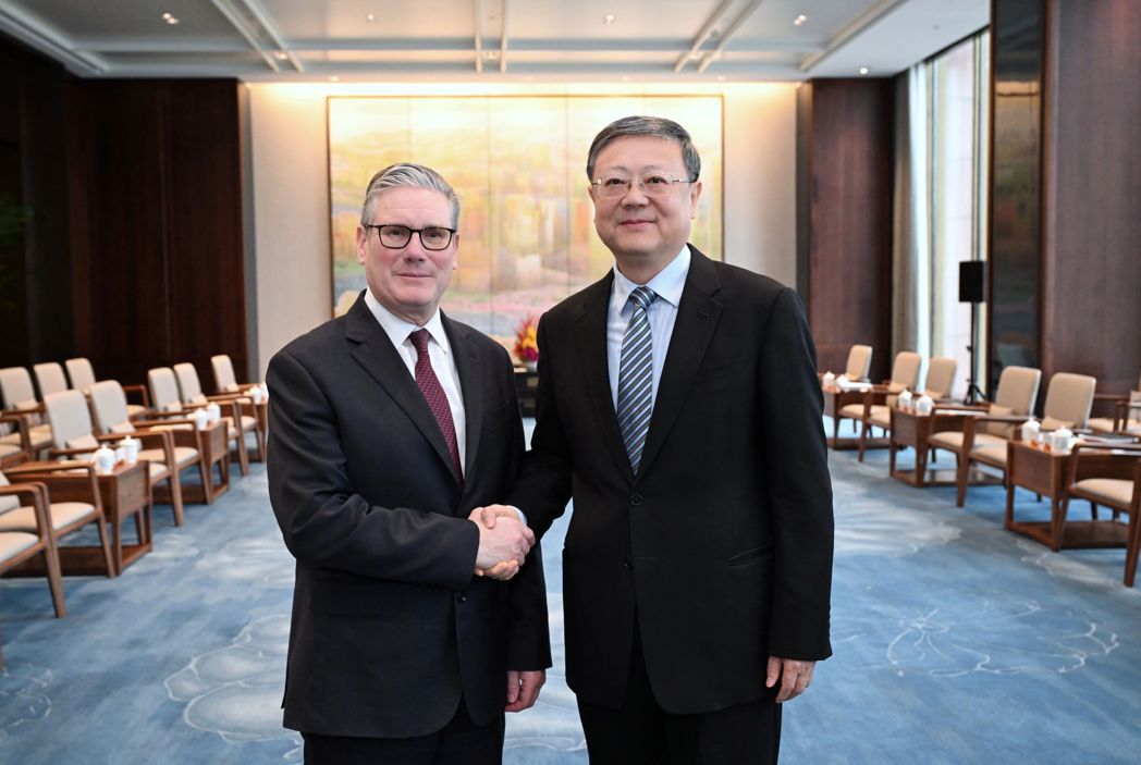 上海市委书记陈吉宁(右)与英国首相施凯尔(左)31日举行会见。(图/取自「上海发... 上海市委书记陈吉宁(右)与英国首相施凯尔(左)31日举行会见。(图/取自「上海发...