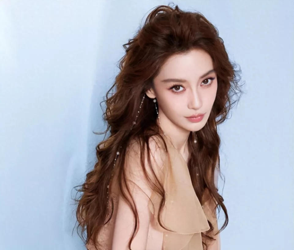 杨颖瞪眼,章子怡嘴角鼓囊,周迅驼背,女星最新状态暴露尴尬!