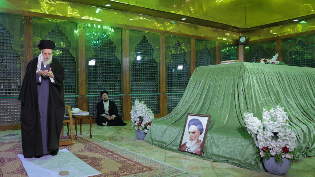 1月31日,伊朗最高领袖哈梅内伊和霍梅尼的孙子哈桑参观了位于伊朗德黑兰南部的伊朗1979年伊斯兰革命领袖霍梅尼的陵墓。 1月31日,伊朗最高领袖哈梅内伊和霍梅尼的孙子哈桑参观了位于伊朗德黑兰南部的伊朗1979年伊斯兰革命领袖霍梅尼的陵墓。