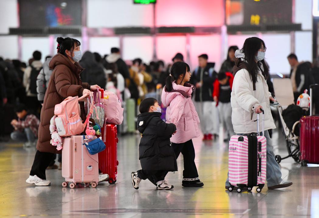 大陆春运2月2日开始,由于今年春节连假长达九天,预计今年春运期间中国大陆全社会跨... 大陆春运2月2日开始,由于今年春节连假长达九天,预计今年春运期间中国大陆全社会跨...