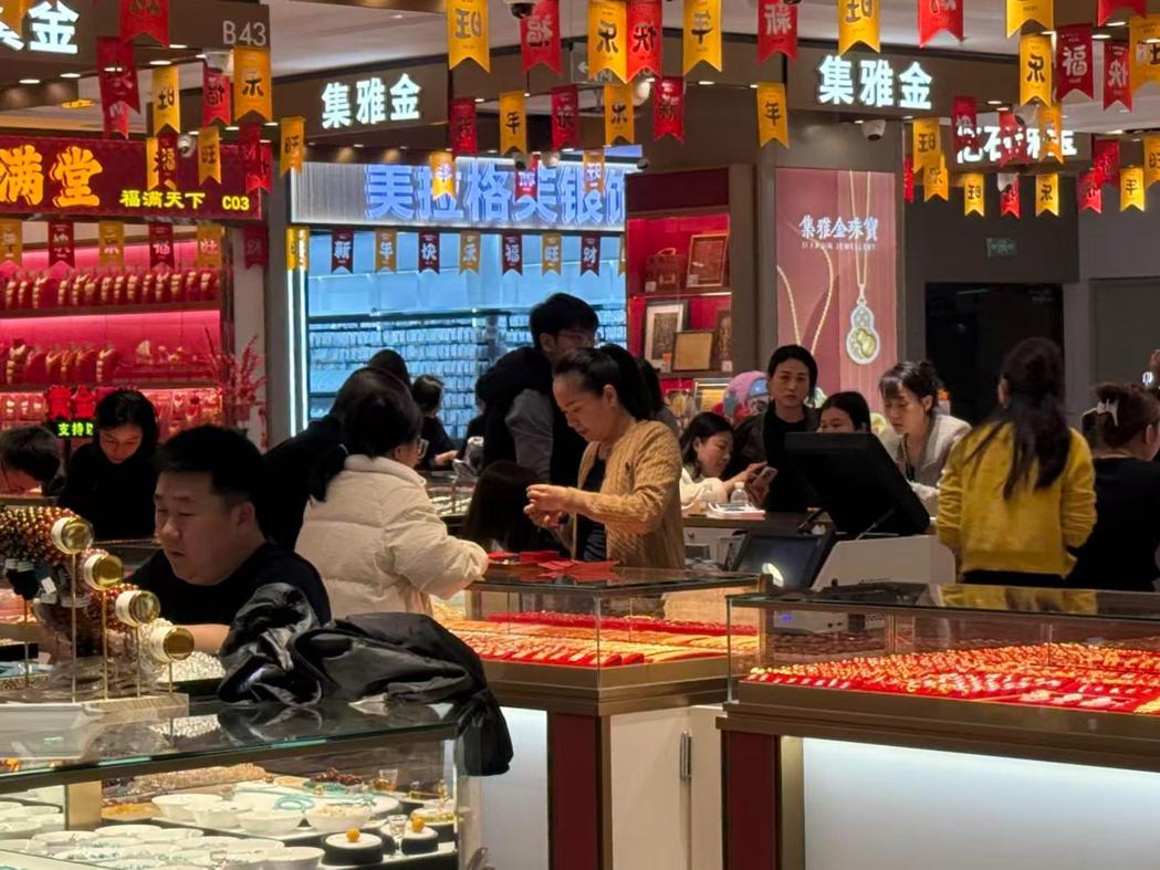 尽管近期金价剧烈动荡,前往深圳水贝黄金市场买黄金的大陆民众依旧未减。(中通社) 尽管近期金价剧烈动荡,前往深圳水贝黄金市场买黄金的大陆民众依旧未减。(中通社)