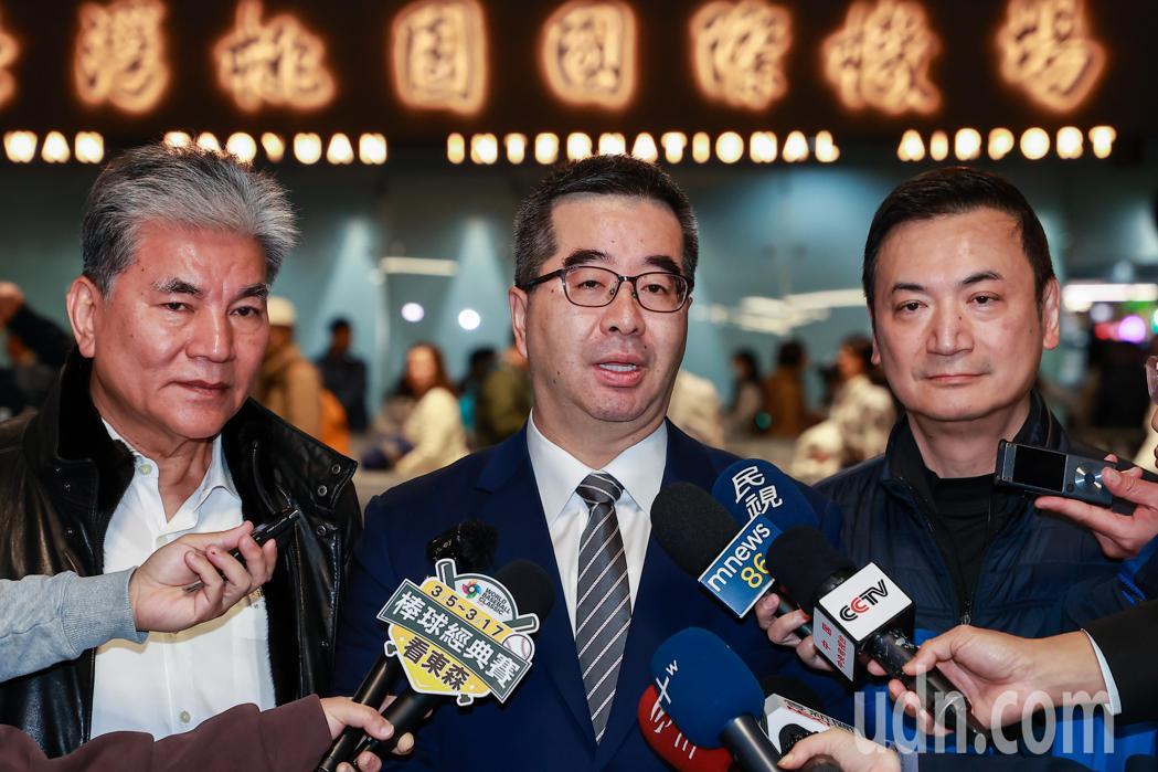 国民党副主席萧旭岑(中)今晨偕同国民党智库副董事长李鸿源(左),率团前往北京参加... 国民党副主席萧旭岑(中)今晨偕同国民党智库副董事长李鸿源(左),率团前往北京参加...