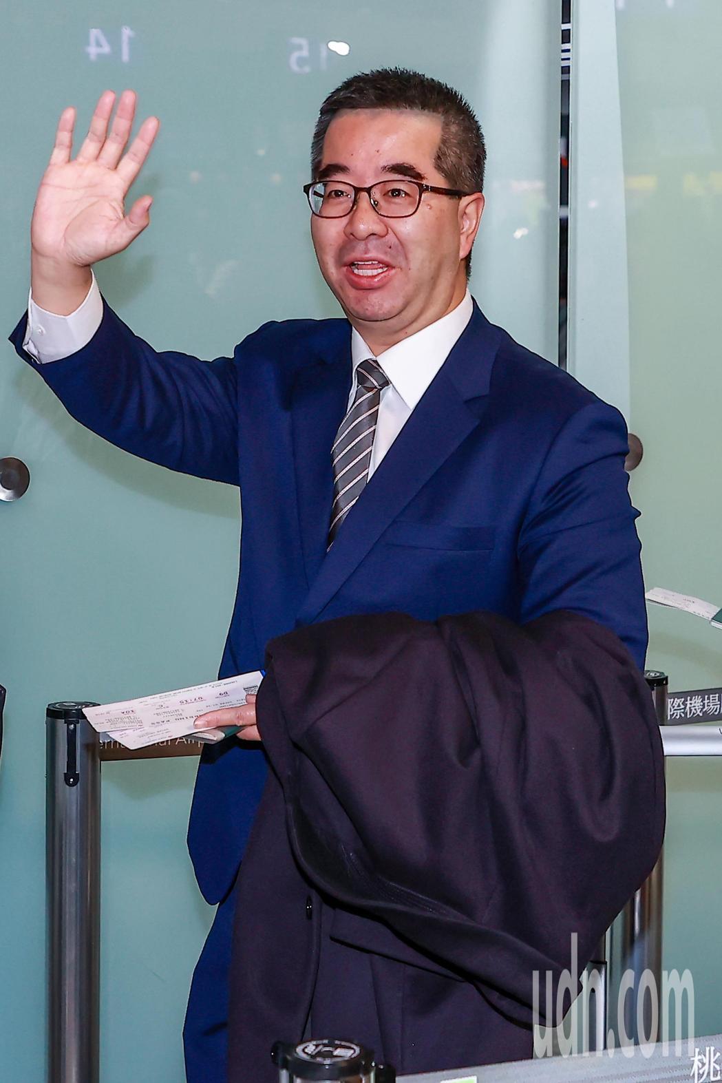 国民党副主席萧旭岑率团前往北京参加「两岸交流合作前瞻论坛」,他出发前挥手 。记者... 国民党副主席萧旭岑率团前往北京参加「两岸交流合作前瞻论坛」,他出发前挥手 。记者...