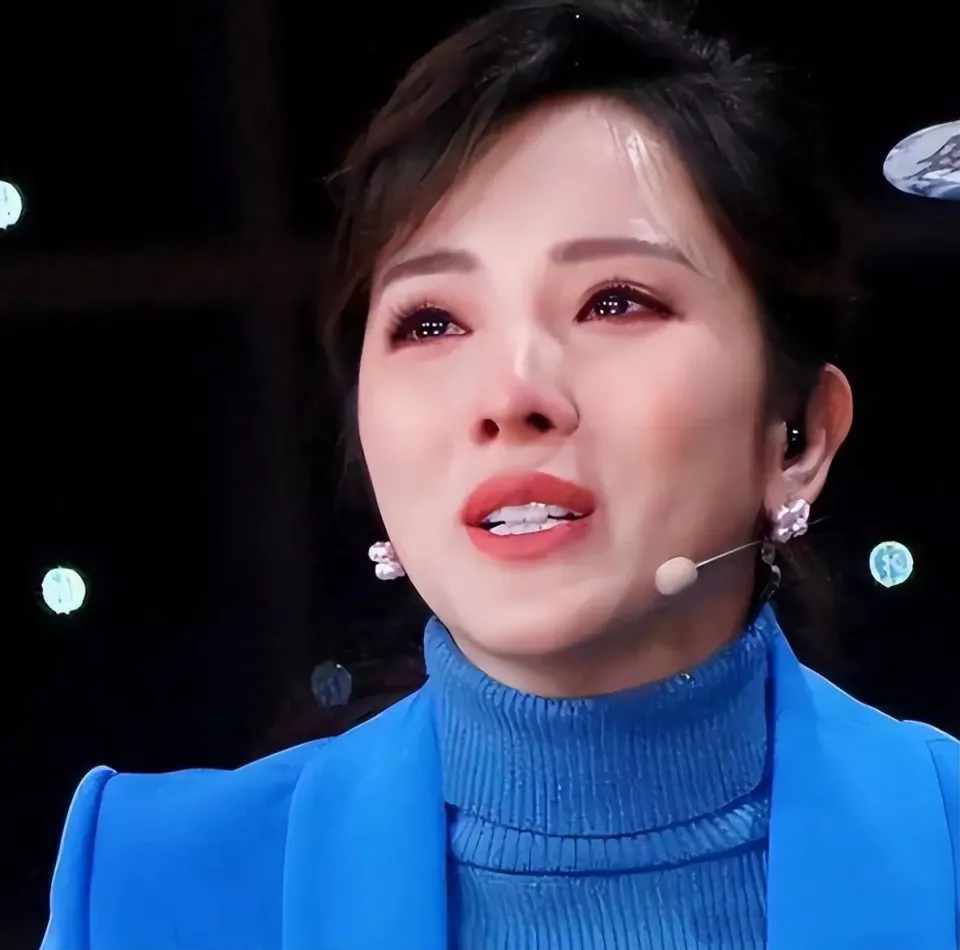 李思思在县城站台,穿呢大衣冻得鼻头通红,初恋老公比尼格买提小