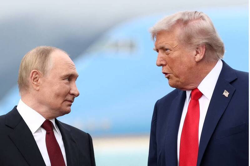 全球核武控制的最後一道防線即將崩塌。美俄《新削減戰略武器條約》將於本週四到期,川普政府的冷處理讓專家憂心「末日鐘」將進一步撥快。圖為川普(右)與普廷過去會晤的資料照。(路透檔案照)