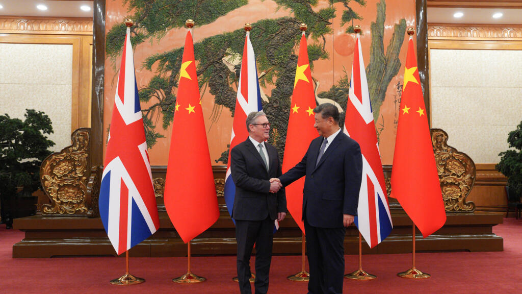 នាយករដ្ឋមន្ត្រីអង់គ្លេស លោក គៀ ស្តារមឺ និងលោក ស៊ី ជីនពីង ប្រមុខរដ្ឋចិន ចាប់ដៃគ្នានៅវិមានប្រជាជនចិន។