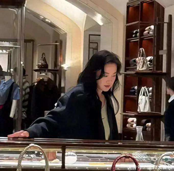 贾玲在意大利购名牌包！波浪卷发真时髦