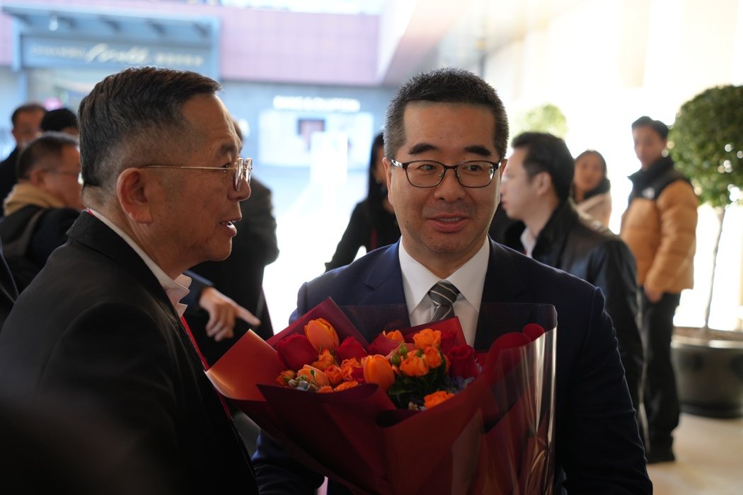 国民党副主席萧旭岑抵达下榻饭店,陆方人员送上花束表达欢迎,萧旭岑受访时表示,感受... 国民党副主席萧旭岑抵达下榻饭店,陆方人员送上花束表达欢迎,萧旭岑受访时表示,感受...