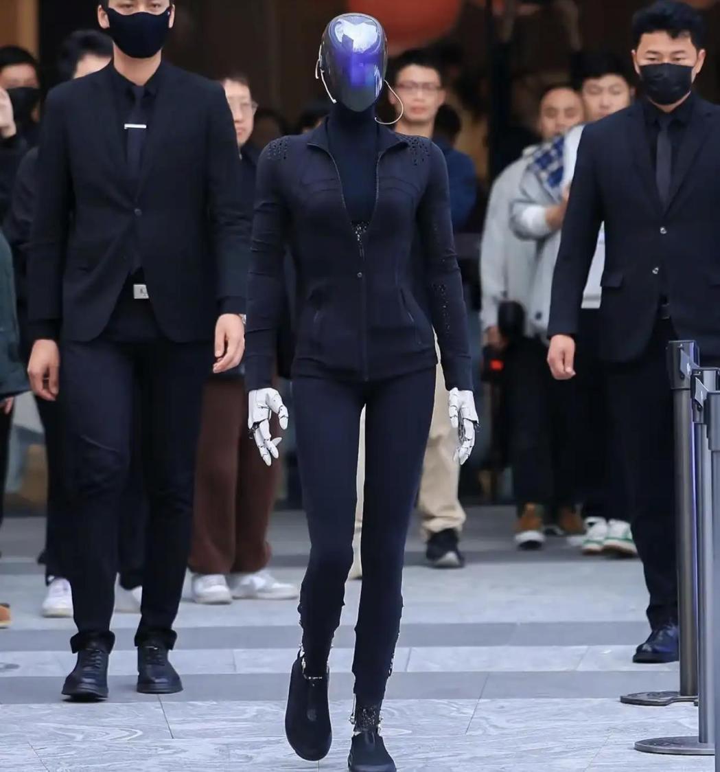 小鹏IRON人形机器人在深圳湾万象城商场做首秀,登场时仿佛真人。(图/取自微博) 小鹏IRON人形机器人在深圳湾万象城商场做首秀,登场时仿佛真人。(图/取自微博)