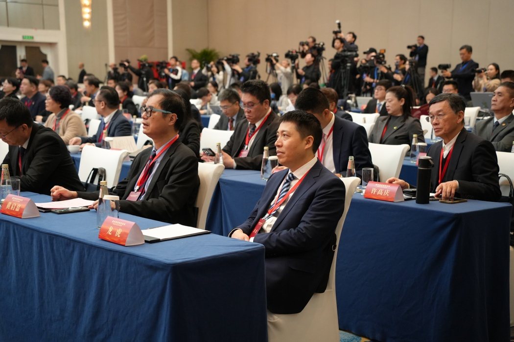 论坛由国民党国政研究基金会和中共中央台办(大陆国台办)旗下海研中心共同主办,出席... 论坛由国民党国政研究基金会和中共中央台办(大陆国台办)旗下海研中心共同主办,出席...