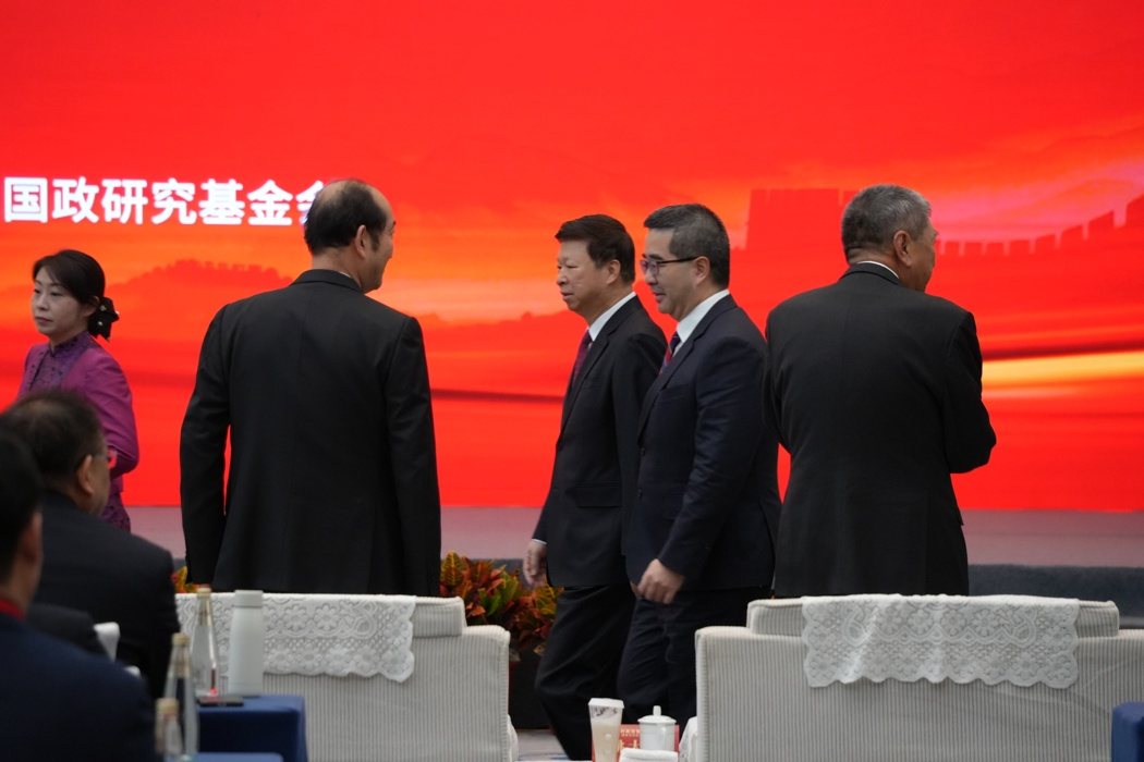 「国共两党智库论坛」今天上午在北京开幕,开幕式前,大陆国台办主任宋涛、国民党副主... 「国共两党智库论坛」今天上午在北京开幕,开幕式前,大陆国台办主任宋涛、国民党副主...