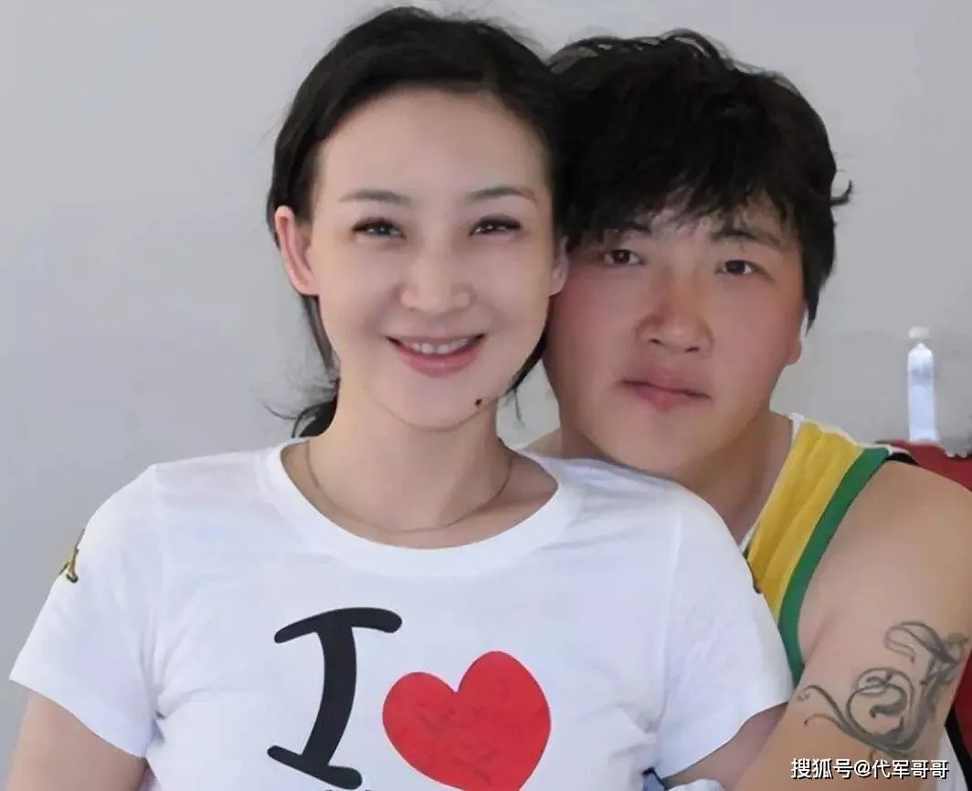 买红妹:跟孙楠离婚后曾试图自杀,如今55岁怎样了?