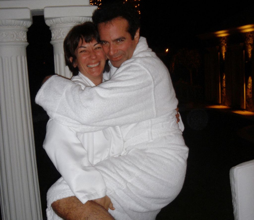 魔术大师考柏菲(David Copperfield)与已故性罪犯艾普斯坦的皮条前女友麦克丝威尔(Ghislaine Maxwell)亲密合影。 (美国司法部/路透)