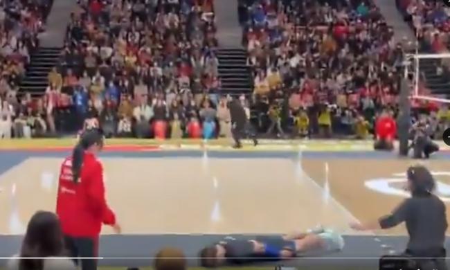 日本排球赛突发一幕爆红