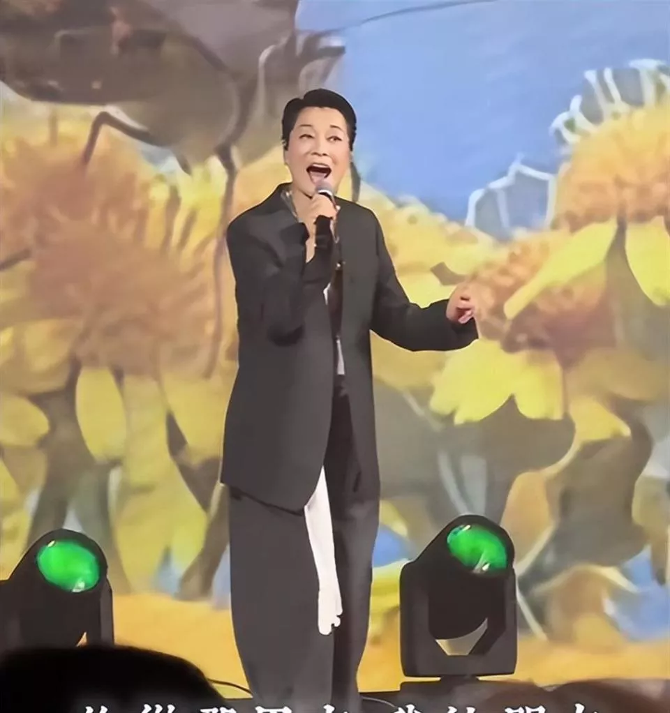 63岁毛阿敏近况:豪门守寡4年,春节前跑深圳商演,21岁女儿优秀