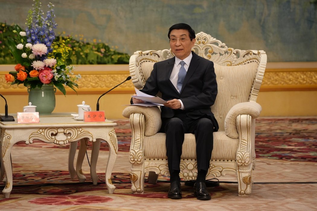 大陆全国政协主席王沪宁说,大陆愿在坚持「九二共识」,反对「台独」的政治基础,加强... 大陆全国政协主席王沪宁说,大陆愿在坚持「九二共识」,反对「台独」的政治基础,加强...