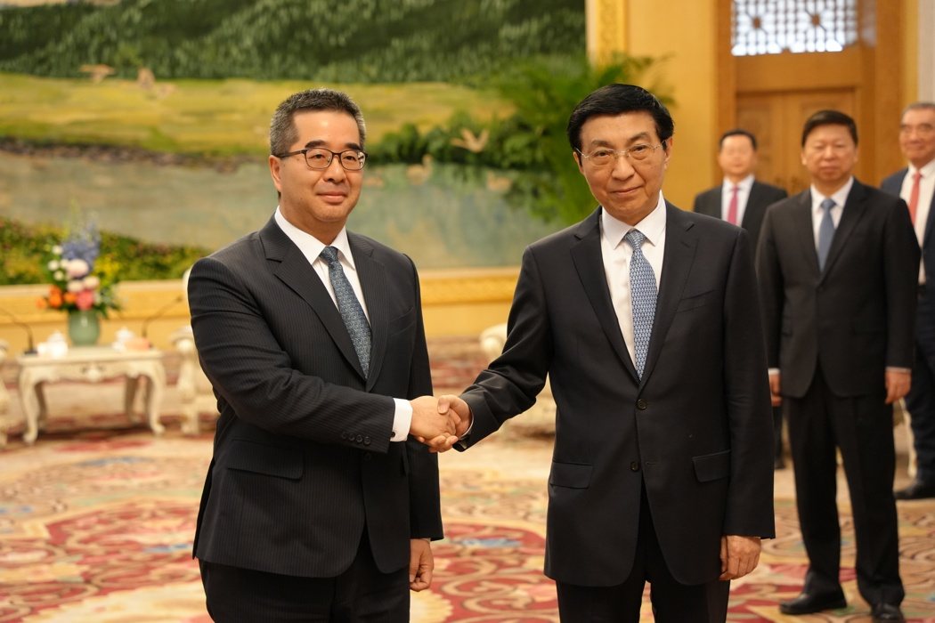 大陆全国政协主席王沪宁(右)4日上午,在北京人民大会堂新疆厅会见国民党副主席萧旭... 大陆全国政协主席王沪宁(右)4日上午,在北京人民大会堂新疆厅会见国民党副主席萧旭...