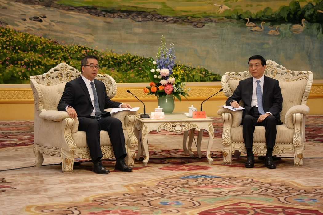 会见时,大陆全国政协主席王沪宁(右)、会见国民党副主席萧旭岑分别传达中共总书记习... 会见时,大陆全国政协主席王沪宁(右)、会见国民党副主席萧旭岑分别传达中共总书记习...