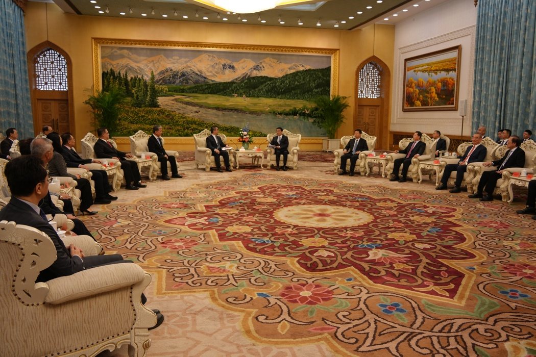 会见在北京人民大会堂新疆厅举行。记者陈政录/摄影 会见在北京人民大会堂新疆厅举行。记者陈政录/摄影