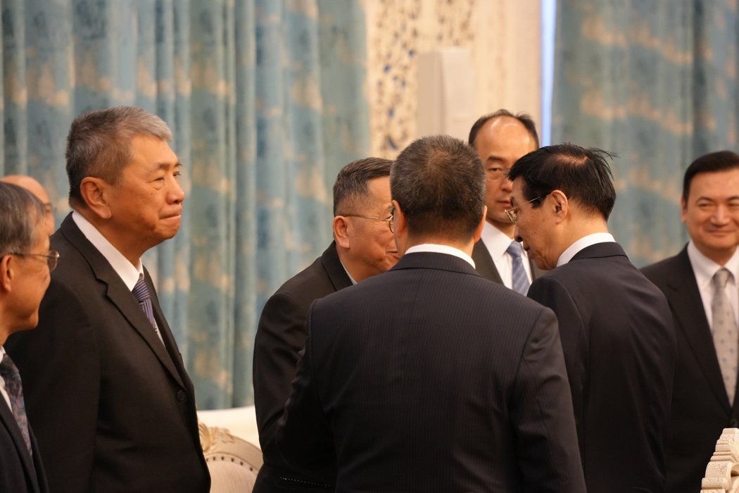 会见开始前,大陆全国政协主席王沪宁除和国民党副主席萧旭岑及其他坐在第一排的人在他... 会见开始前,大陆全国政协主席王沪宁除和国民党副主席萧旭岑及其他坐在第一排的人在他...