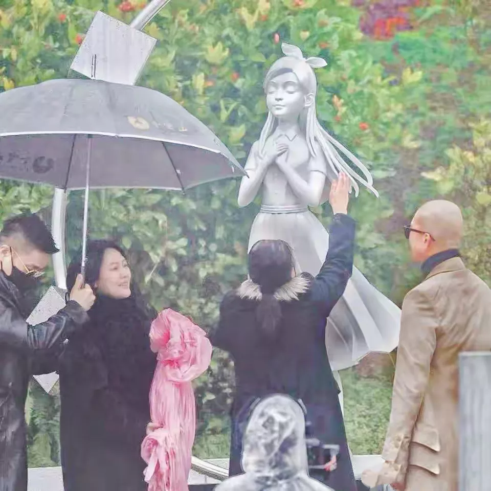 11岁小玥儿正脸曝光,单眼皮高鼻梁不像大S,更神似爸爸汪小菲!