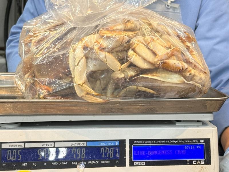 每只大肉蟹约两磅，可尝试各种吃法。 （记者邵敏／摄影）
