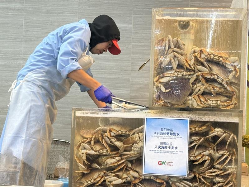 超市工作人员正在捞螃蟹。 （记者邵敏／摄影）