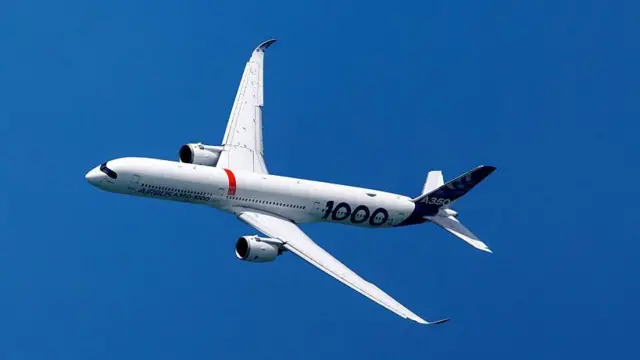 空中巴士A350‑1000客机在新加坡航空展的飞行展示中亮相