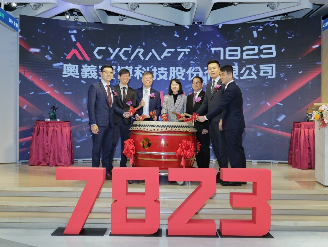 奥义赛博三位创办人包括董事长吴明蔚(左3)、技术长暨邱铭彰(左2)、资安长丛培侃... 奥义赛博三位创办人包括董事长吴明蔚(左3)、技术长暨邱铭彰(左2)、资安长丛培侃...