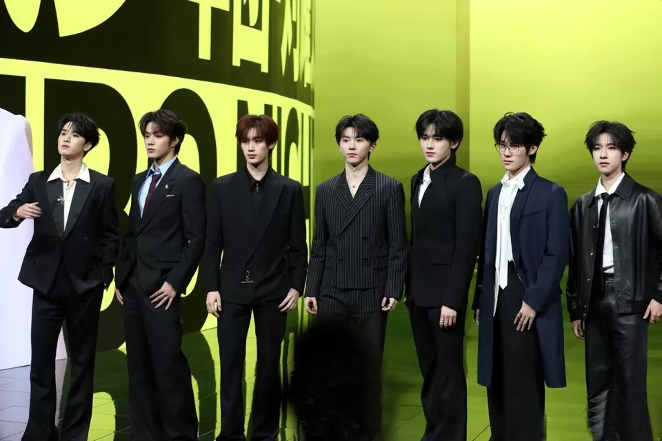 微博之夜红毯：肖战害羞笑了，杨紫有大花气质