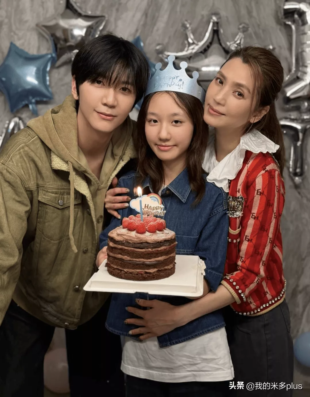 洪欣大儿子为妹妹庆生，彤彤12岁了长相清秀