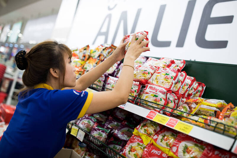 2024年越南的人均泡面消费量为81包,其1亿人口消费了81.4亿包,成为2024年全球最会吃泡面的国家。 (彭博) 2024年越南的人均泡面消费量为81包,其1亿人口消费了81.4亿包,成为2024年全球最会吃泡面的国家。 (彭博)