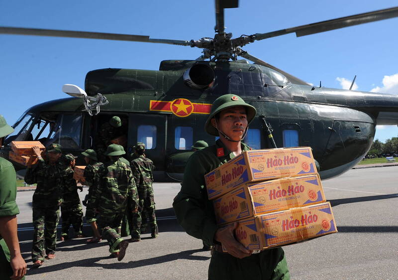 「Hao Hao」是越南泡面市场中最受欢迎的品项之一,图为越南军方运送Hao Hao泡面当救灾物资。 (法新社) 「Hao Hao」是越南泡面市场中最受欢迎的品项之一,图为越南军方运送Hao Hao泡面当救灾物资。 (法新社)
