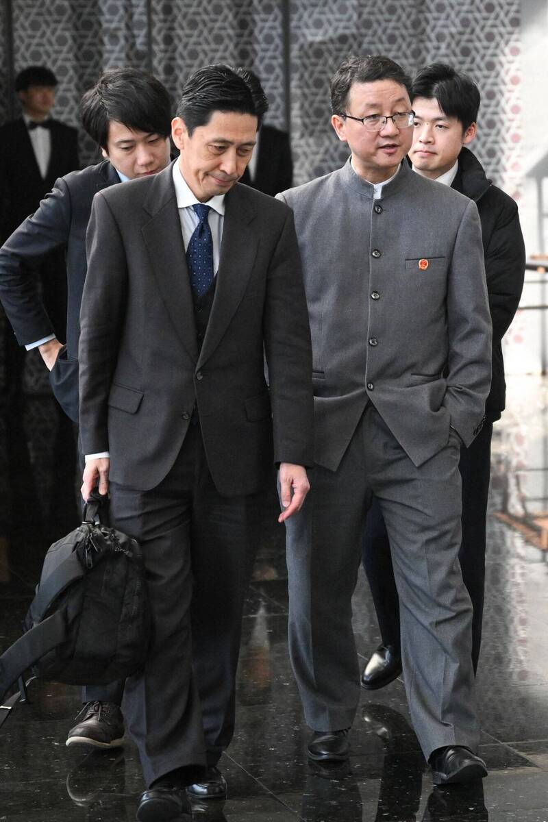 金井正彰18日赴北京与刘劲松等人会晤,中国央视释出会后刘劲松以「双手插口袋」轻蔑姿态送客的照片,引发讨论。 (路透) 金井正彰18日赴北京与刘劲松等人会晤,中国央视释出会后刘劲松以「双手插口袋」轻蔑姿态送客的照片,引发讨论。 (路透)