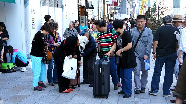 偷73岁中国游客的钱   机场25岁安检员被捕