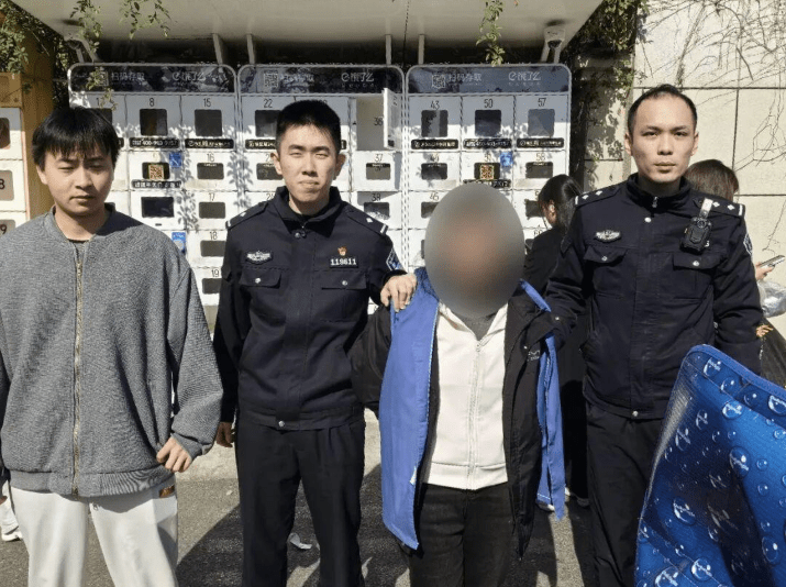 警察拘捕韦某某。 极目新闻