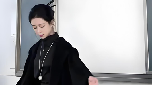 教师,作为祖国花朵“引路人”,他们仪容仪表总是会备受关注,一是引起学生的注意,二是引起家长的注意,为了打消这种过度注意,很多教师会故意“扮老”,穿最朴素的衣服,梳着最简单的发型。因此在无数家长眼中,教育从业者都要朴实无华,不能打扮过度,否则