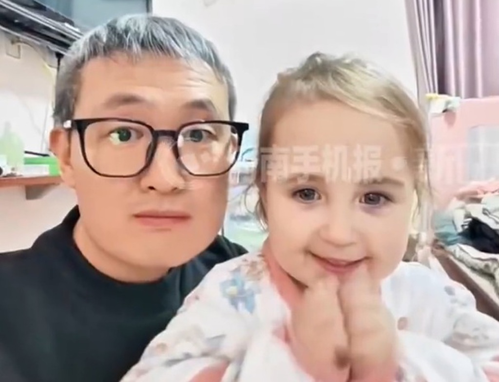 网友认为，女儿的脸形、眼睛看起来都跟爸爸很像。 （图/翻摄自微博）