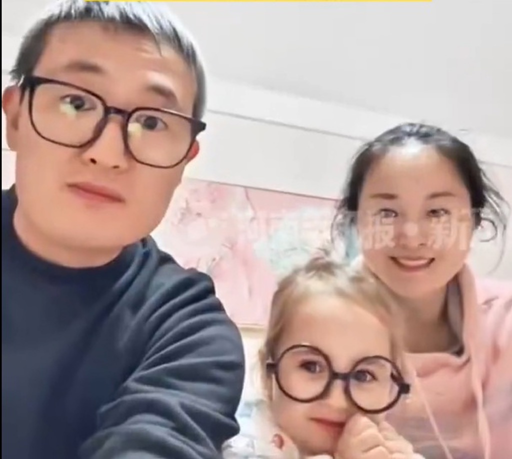 大陆江苏一对夫妻，生出金发碧眼的「混血儿」，引起讨论。 （图/翻摄自微博）
