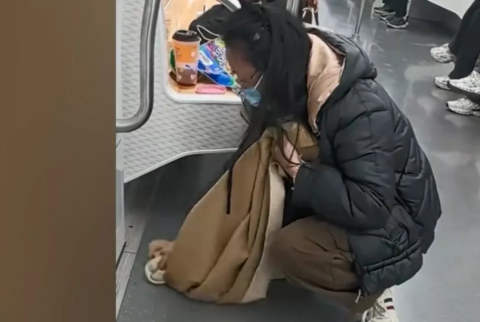 女子地铁上打翻奶茶用自己的围巾擦净，苏州地铁全网寻人