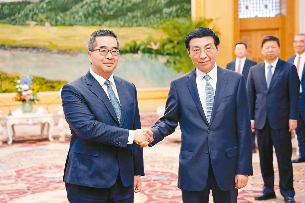 图为中共政治局常委兼大陆全国政协主席王沪宁(右)日前在北京人民大会堂新疆厅会见国... 图为中共政治局常委兼大陆全国政协主席王沪宁(右)日前在北京人民大会堂新疆厅会见国...