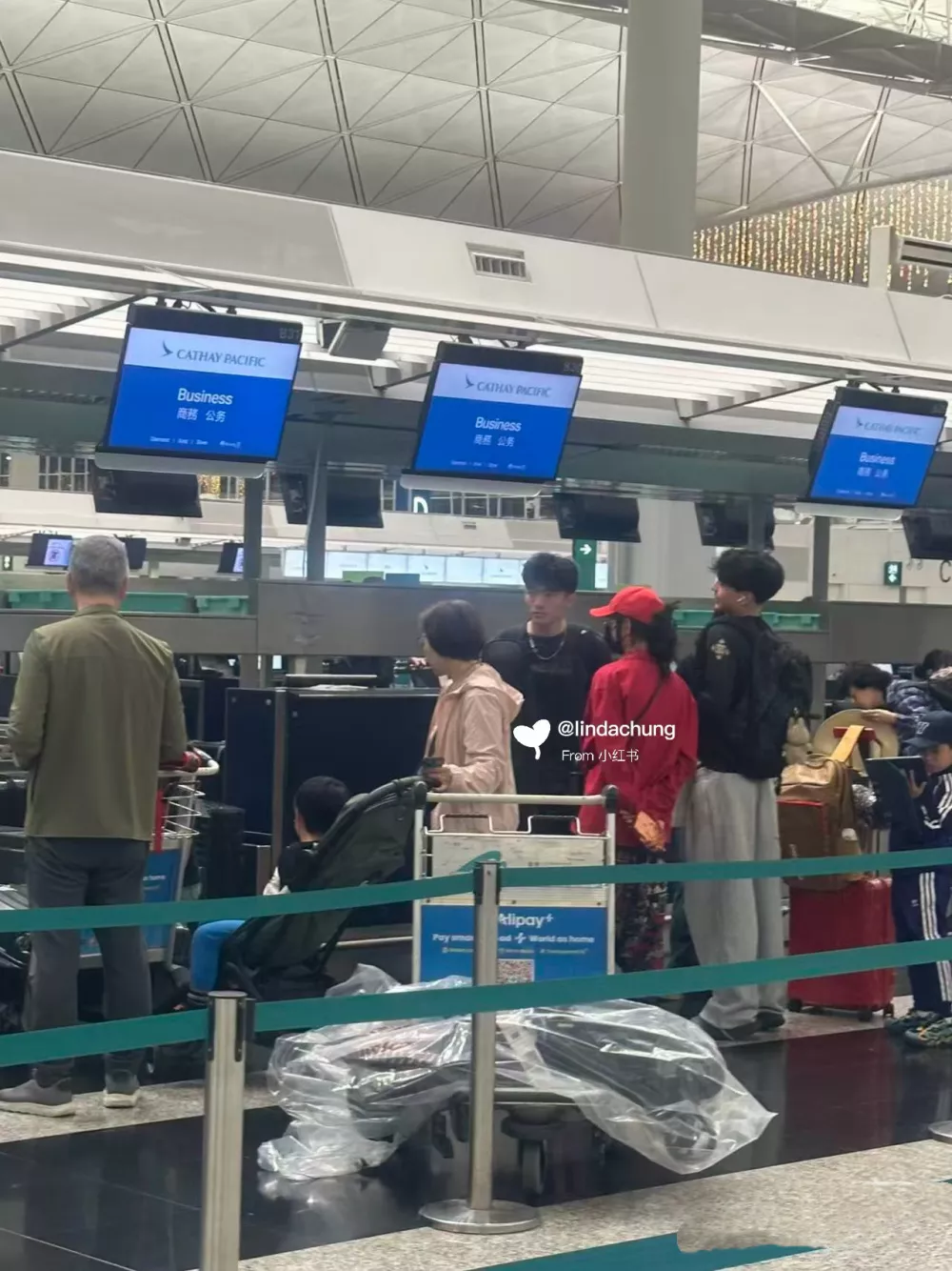 张柏芝大儿子澳洲被偶遇，穿T恤牛仔裤休闲帅气