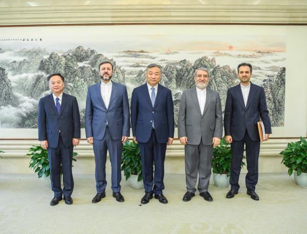 大陆副外长苗得雨(左3)会见了伊朗副外长加里布阿巴迪(左2)。(图/取自大陆外交... 大陆副外长苗得雨(左3)会见了伊朗副外长加里布阿巴迪(左2)。(图/取自大陆外交...